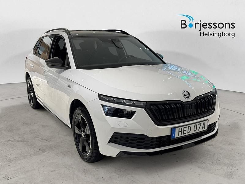 Vit Begagnad 2023 Skoda Kamiq Monte Carlo SUV | 269 900 kr (Marknadspris) - Bild 1/4