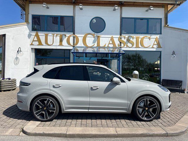 Ljusgrå Begagnad 2022 Porsche Cayenne Turbo SUV | 1 450 000 kr - Bild 1/4