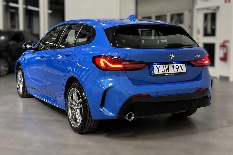 Begagnad BMW 118 Shadowline 136 HK (100 kW) 2021 Blå Halvkombi
