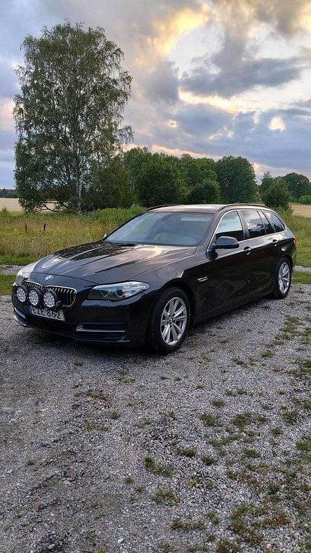 Brun Begagnad 2015 BMW 520 Kombi | 145 000 kr (Bra pris) - Bild 1/4