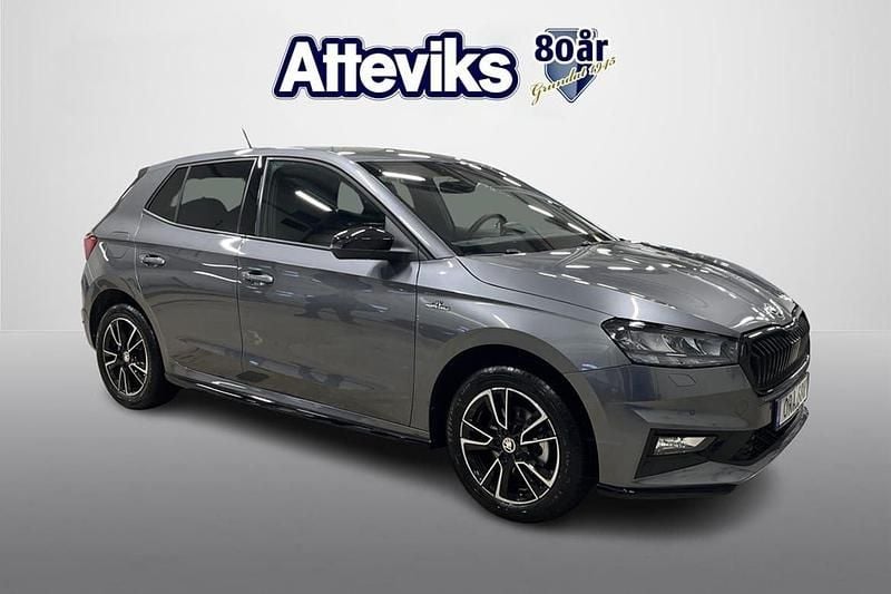 Grå Begagnad 2024 Skoda Fabia Monte Carlo Halvkombi | 228 900 kr (Marknadspris) - Bild 1/4