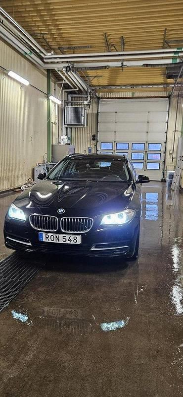 Svart Begagnad 2015 BMW 520 Kombi | 79 900 kr (Marknadspris) - Bild 1/4
