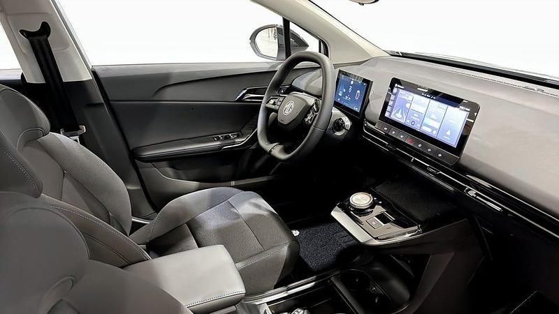 Begagnad MG MG4 EV 125 kW (170 HK) 2024 Silver Halvkombi