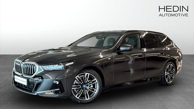 Begagnad 2025 BMW 530e M Sport Kombi | 694 700 kr - Bild 1/4