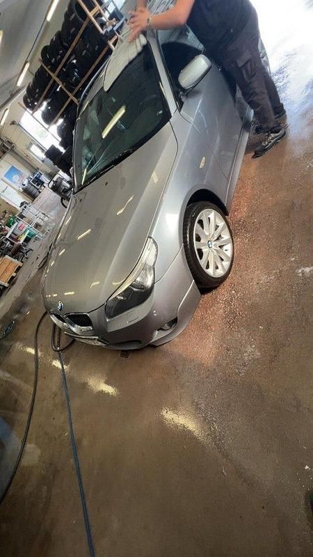 Grå Begagnad 2007 BMW 530 M Sport Kombi | 69 999 kr (Marknadspris) - Bild 1/4