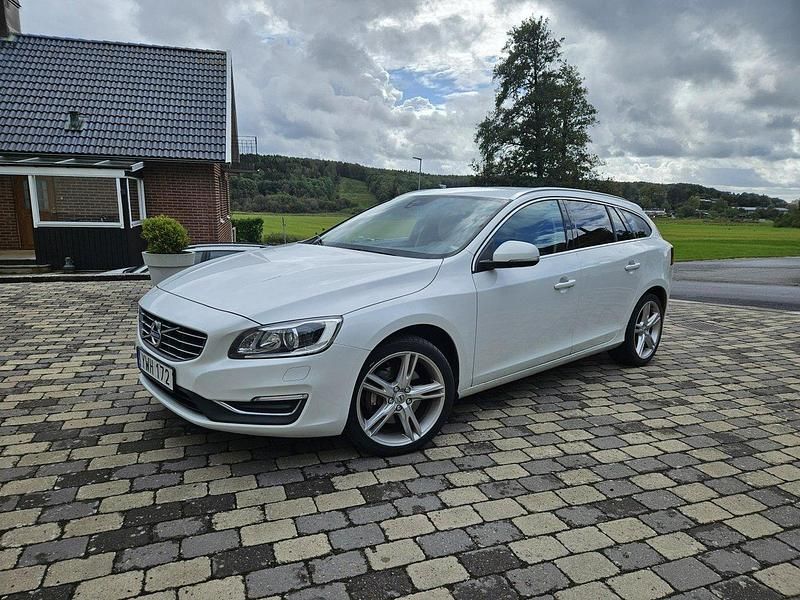Vit Begagnad 2018 Volvo V60 Standard Kombi | 219 000 kr (Marknadspris) - Bild 1/4