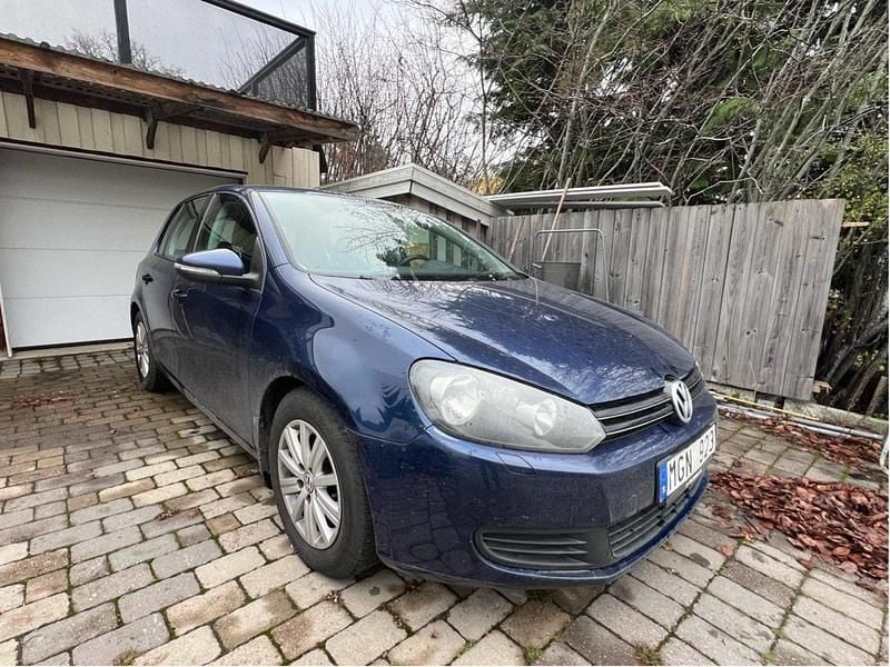 Blå Begagnad 2012 VW Golf VII Halvkombi | 63 900 kr (Superpris) - Bild 1/3