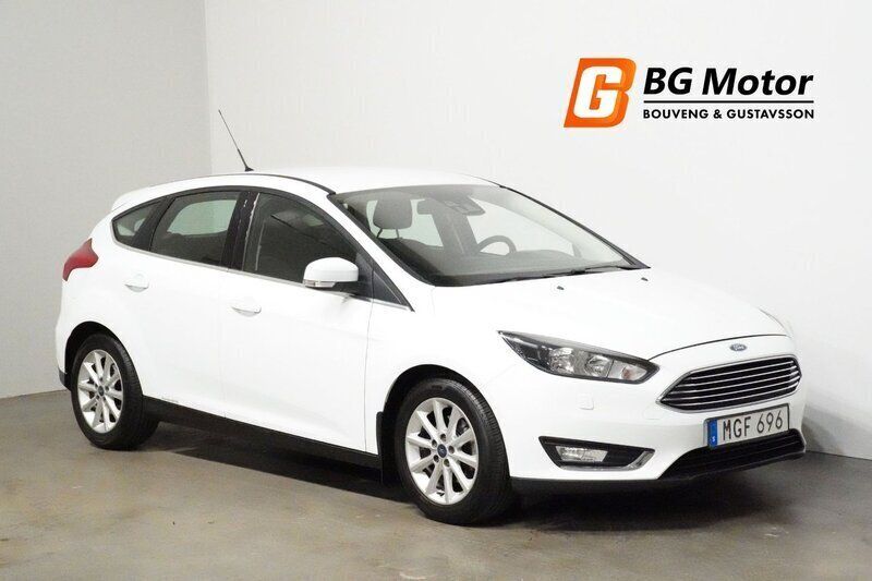 Vit Begagnad 2015 Ford Focus Titanium Halvkombi | 99 900 kr (Marknadspris) - Bild 1/4