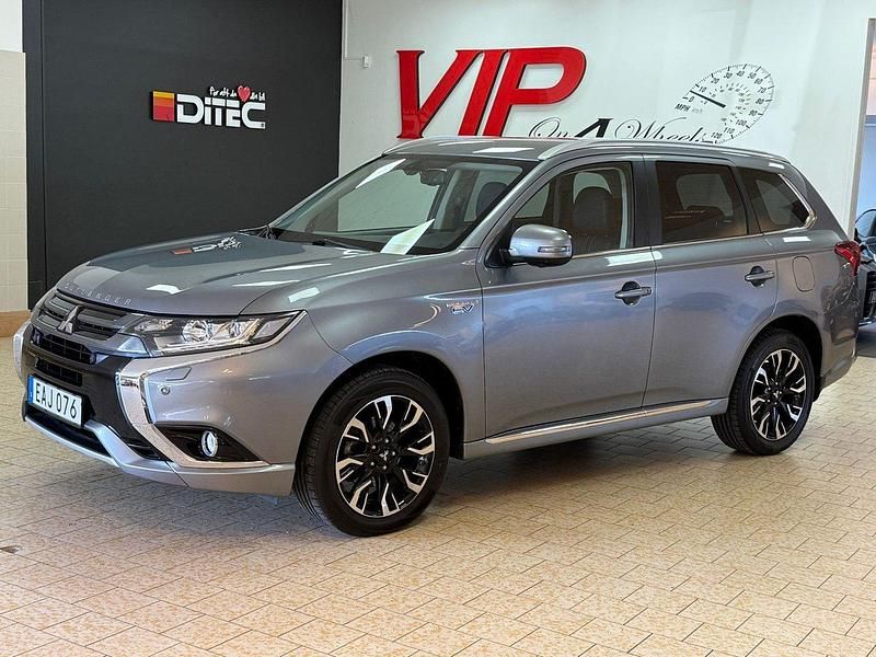 Grå Begagnad 2015 Mitsubishi Outlander P-HEV Intense+ SUV | 198 800 kr (Marknadspris) - Bild 1/4