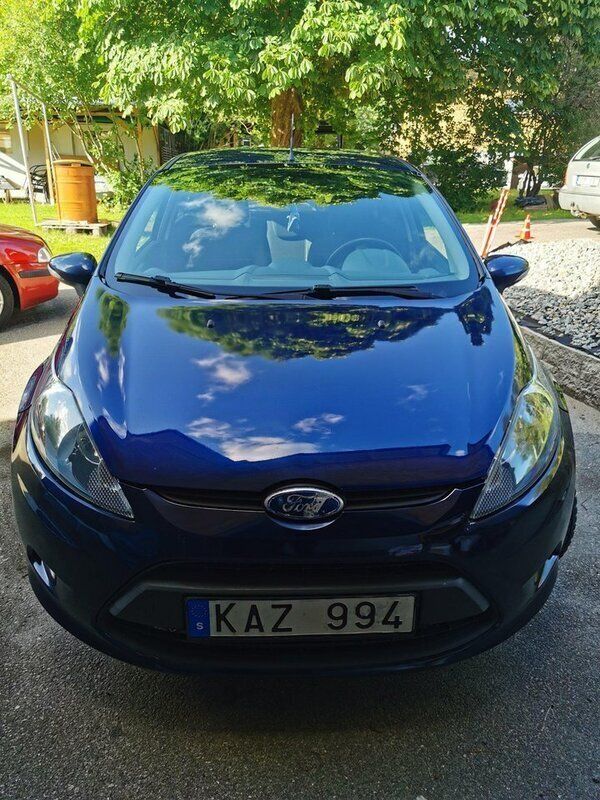 Blå Begagnad 2010 Ford Fiesta Halvkombi | 29 900 kr (Marknadspris) - Bild 1/4