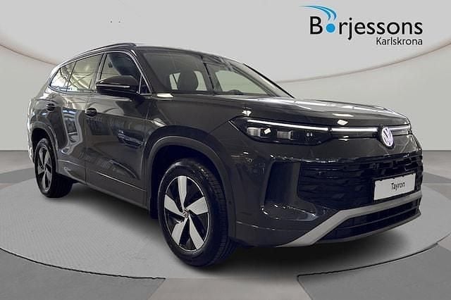 Grå Ny 2025 VW Tayron Life SUV | 499 000 kr (Superpris) - Bild 1/4
