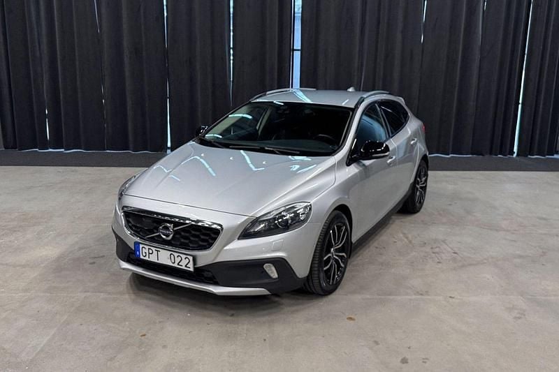 Ljusgrå Begagnad 2013 Volvo V40 CC Summum Kombi | 169 900 kr (Marknadspris) - Bild 1/4