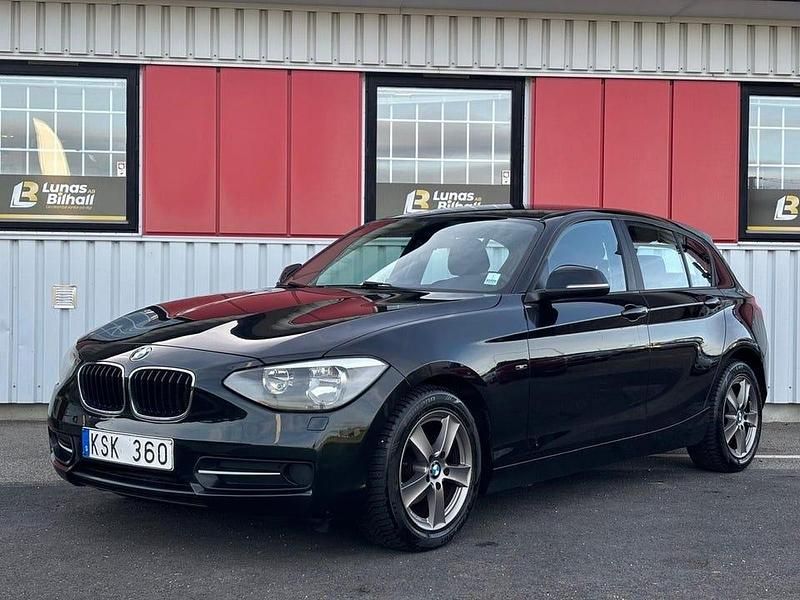 Svart Begagnad 2012 BMW 116 Sport Line Halvkombi | 89 900 kr (Lite dyr) - Bild 1/4