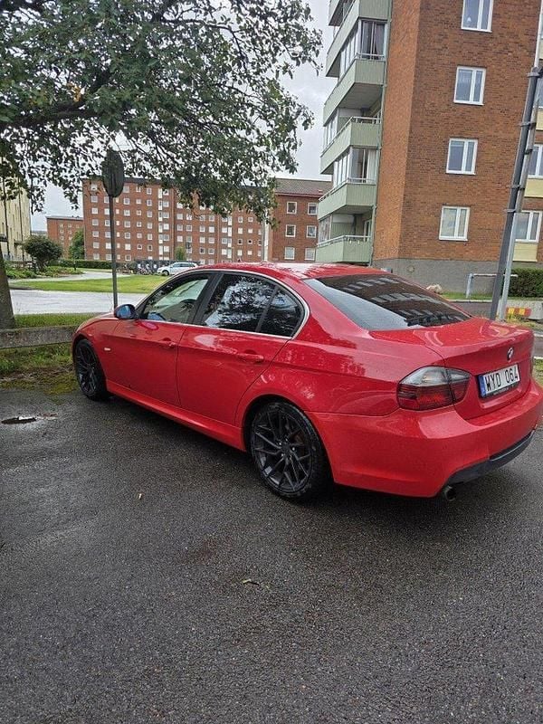 Röd Begagnad 2005 BMW 325 Comfort Edition Sedan | 56 000 kr (Marknadspris) - Bild 1/4