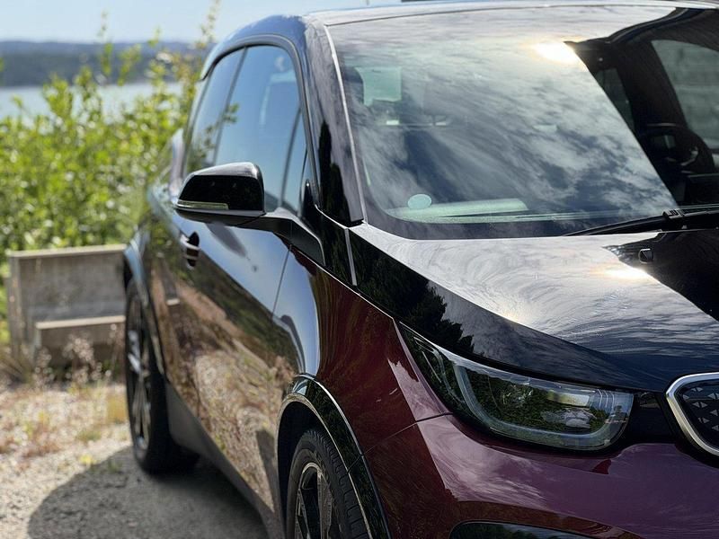 Röd Begagnad 2022 BMW i3 Comfort Edition Halvkombi | 254 000 kr (Bra pris) - Bild 1/3