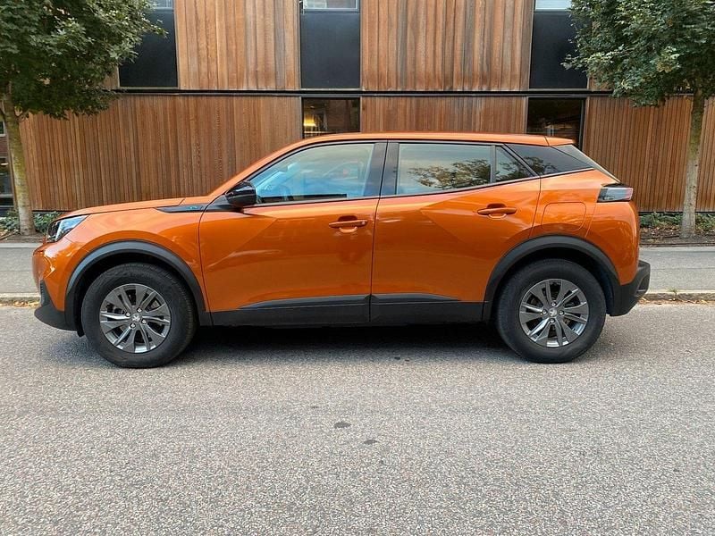 Orange Begagnad 2022 Peugeot e-2008 SUV | 185 699 kr (Marknadspris) - Bild 1/4