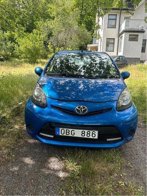 Blå Begagnad 2013 Toyota Aygo Halvkombi | 21 000 kr (Superpris) - Bild 1/4