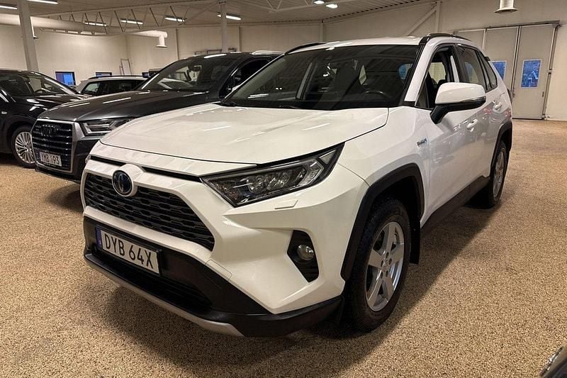 Vit Begagnad 2021 Toyota RAV4 Hybrid Active SUV | 269 900 kr (Marknadspris) - Bild 1/4