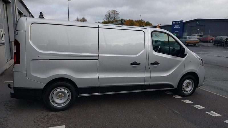 Silver Begagnad 2017 Nissan NV300 Van | 149 900 kr (Marknadspris) - Bild 1/4