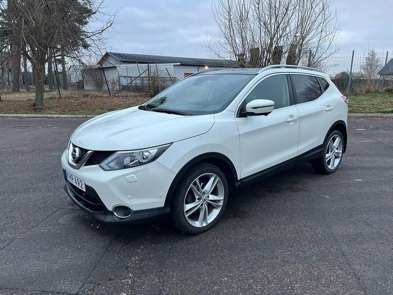 Pearl white Begagnad 2016 Nissan Qashqai Tekna SUV | 149 900 kr (Lite dyr) - Bild 1/4