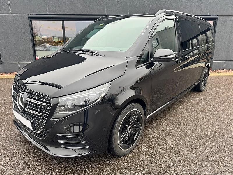 Begagnad Mercedes V300 Exclusive 237 HK (174 kW) 2024 Svart Minibuss