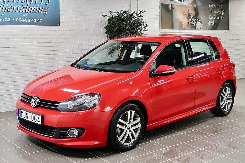 Röd Begagnad 2012 VW Golf VII Halvkombi | 78 000 kr (Marknadspris) - Bild 1/4