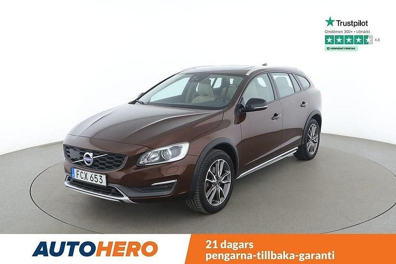 Brun Begagnad 2016 Volvo V60 CC Summum Kombi | 219 000 kr (Marknadspris) - Bild 1/4
