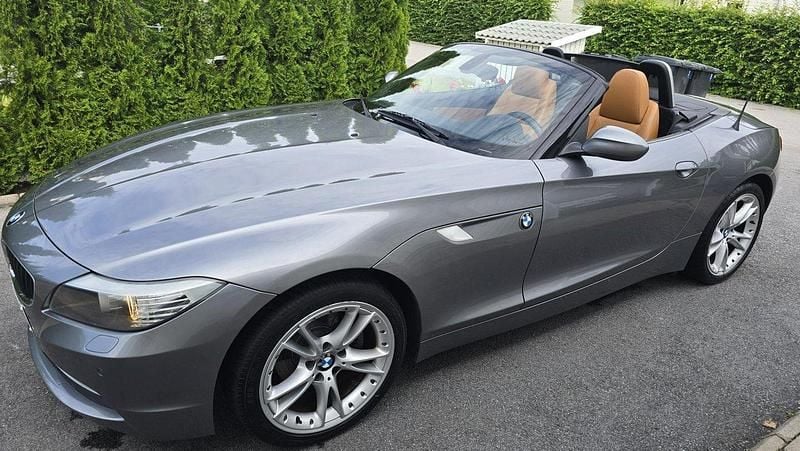 Grå Begagnad 2011 BMW Z4 M Sport Cab | 199 000 kr (Marknadspris) - Bild 1/4