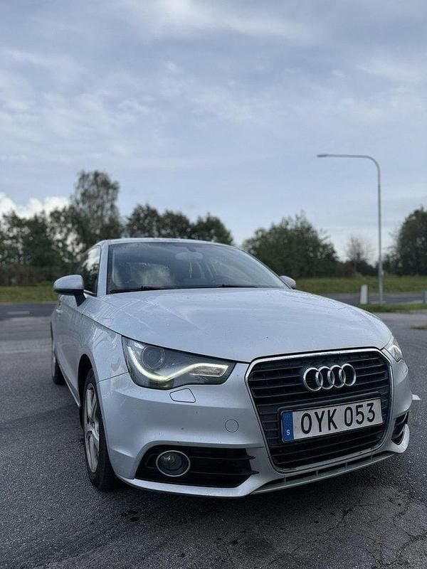 Silver Begagnad 2012 Audi A1 Ambition Halvkombi | 68 900 kr (Marknadspris) - Bild 1/4