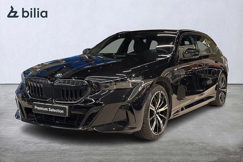 Svart Begagnad 2025 BMW 530e M Sport Kombi | 669 900 kr (Marknadspris) - Bild 1/4