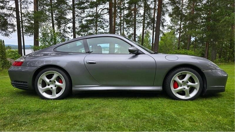 Silver Begagnad 2003 Porsche 911 Carrera 4S Sportkupé | 495 000 kr - Bild 1/4