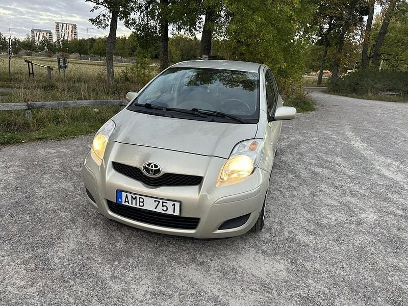 Brun Begagnad 2009 Toyota Yaris Halvkombi | 42 000 kr (Bra pris) - Bild 1/4