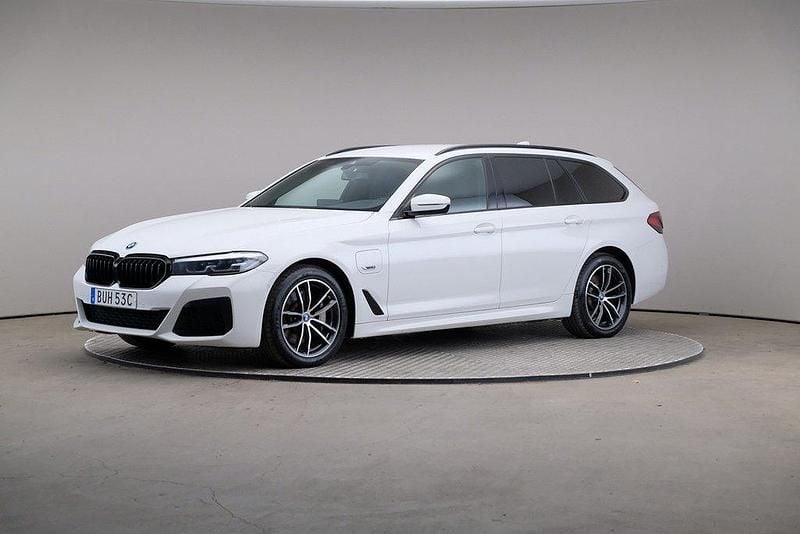 Vit Begagnad 2022 BMW 530e M Sport Kombi | 349 000 kr (Marknadspris) - Bild 1/4