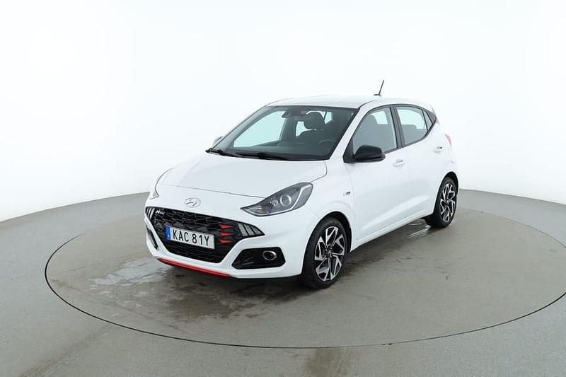 Vit Begagnad 2021 Hyundai i10 N Line Halvkombi | 121 000 kr (Marknadspris) - Bild 1/4