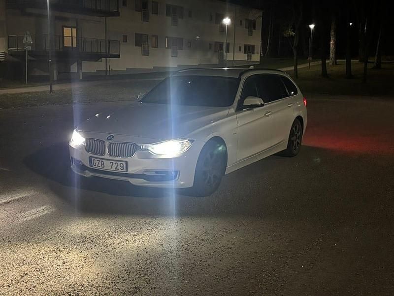 Perlemont vit Begagnad 2013 BMW 318 Kombi | 95 000 kr (Marknadspris) - Bild 1/3