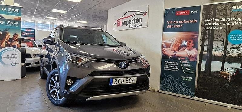 Mörkgrå Begagnad 2016 Toyota RAV4 Hybrid Executive SUV | 194 900 kr (Marknadspris) - Bild 1/4