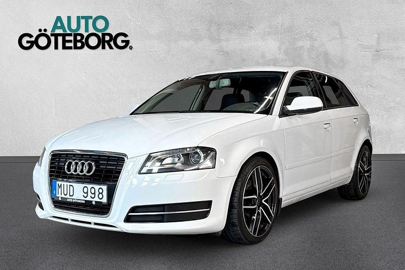 Vit Begagnad 2012 Audi A3 Sportback Comfort Halvkombi | 69 900 kr (Marknadspris) - Bild 1/3