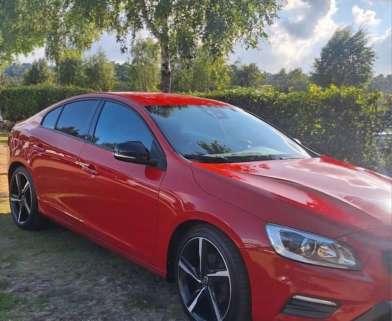 Röd Begagnad 2016 Volvo S60 R-Design Sedan | 185 000 kr (Marknadspris) - Bild 1/4