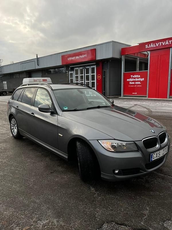 Begagnad 2009 BMW 320 Kombi | 49 500 kr (Superpris) - Bild 1/4