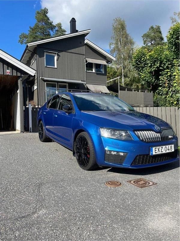 Blå Begagnad 2015 Skoda Octavia RS Halvkombi | 139 000 kr (Marknadspris) - Bild 1/4