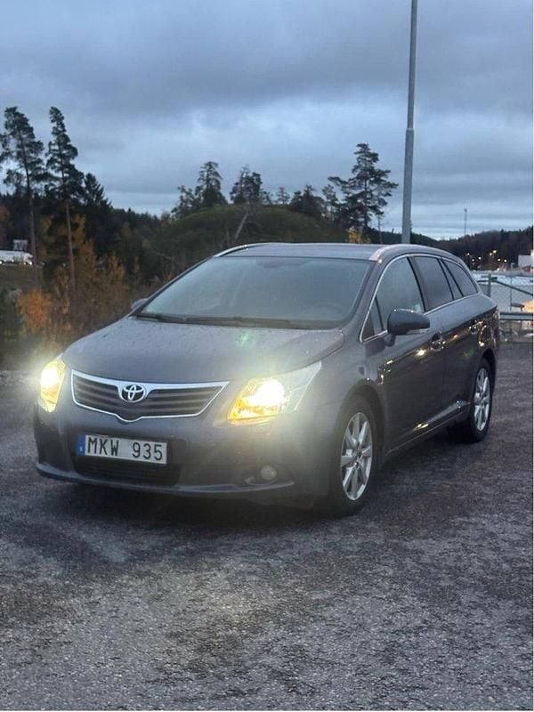 Blå Begagnad 2009 Toyota Avensis Premium Kombi | 70 000 kr (Marknadspris) - Bild 1/4