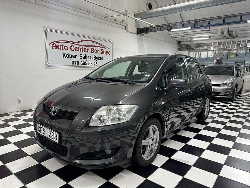 Grå Begagnad 2006 Toyota Auris Halvkombi | 49 900 kr (Marknadspris) - Bild 1/4