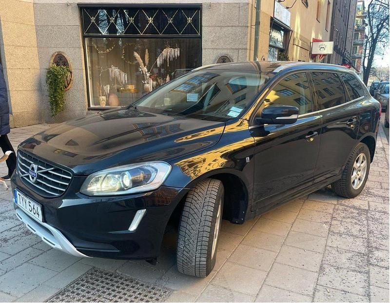 Svart Begagnad 2016 Volvo XC60 Ocean Race SUV | 210 000 kr (Marknadspris) - Bild 1/4