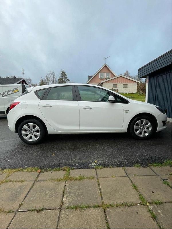 Vit Begagnad 2014 Opel Astra Halvkombi | 56 000 kr (Marknadspris) - Bild 1/4