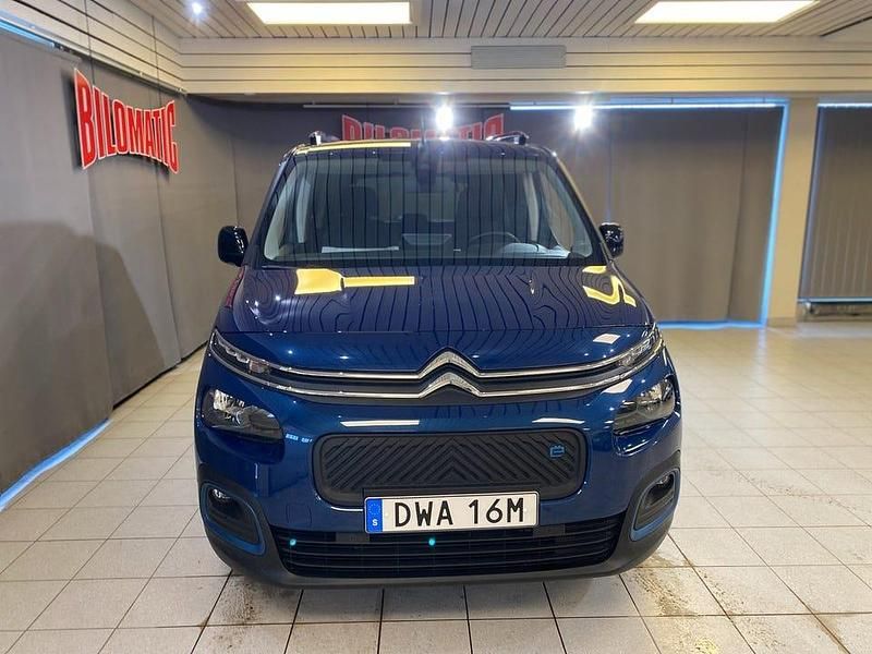 Begagnad Citroën e-Berlingo Shine 100 kW (136 HK) 2023 Blå Minibuss