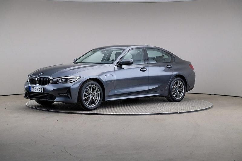 Grå Begagnad 2020 BMW 330e Sport Line Sedan | 269 000 kr (Superpris) - Bild 1/4