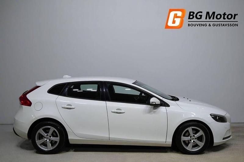 Begagnad Volvo V40 Kinetic 120 HK (88 kW) 2017 Vit Halvkombi