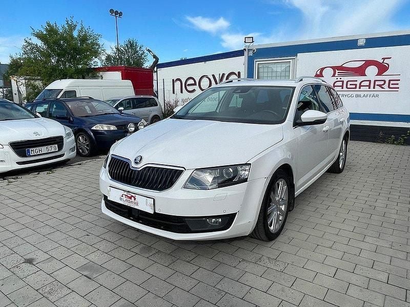 Vit Begagnad 2015 Skoda Octavia Kombi | 84 900 kr (Marknadspris) - Bild 1/4
