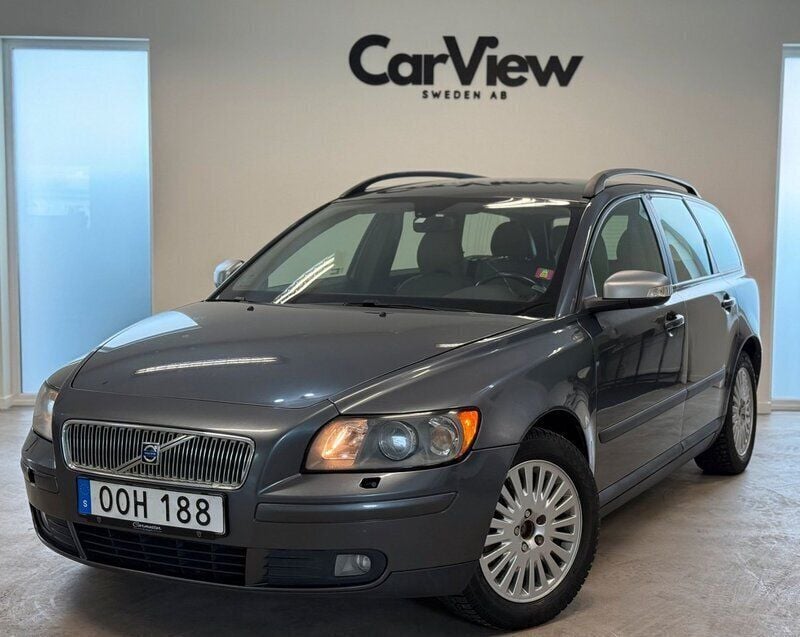 Grå Begagnad 2006 Volvo V50 Kombi | 39 900 kr (Marknadspris) - Bild 1/4