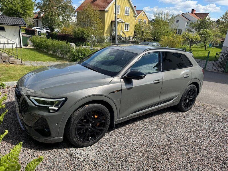 Grå Begagnad 2022 Audi e-tron S-Line SUV | 455 000 kr (Superpris) - Bild 1/4